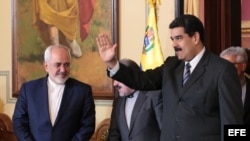 El canciller iraní, Mohamad Yavad Zarif (i), junto al presidente de Venezuela Nicolás Maduro.