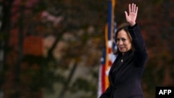 Kamala Harris saluda a sus partidarios después de pronunciar su discurso de concesión en la Universidad Howard en Washington, DC, el 6 de noviembre de 2024.