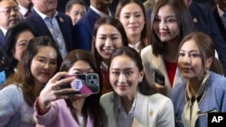 Paetongtarn Shinawatra es elegida la primera ministra más joven de Tailandia