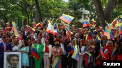 Legisladores venezolanos ondean banderas antes de la apertura del período legislativo de 2025, en Caracas, Venezuela, el 5 de enero de 2025. REUTERS/Leonardo Fernández Viloria