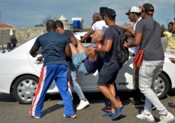 La policía cubana arrestó a algunos manifestantes que participaban en la marcha LGTBI en La Habana, el 11 de mayo de 2019.