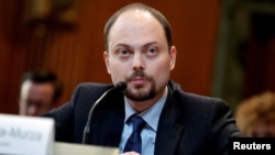 El disidente ruso Vladimir Kara-Murza, ante un comité del Senado de EEUU el 29 de marzo de 2017. (Reuters/Joshua Roberts).