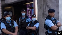 Policías desplegados para evitar una marcha en Hong Kong, el 5 de marzo de 2023. (Foto AP /Louise Delmotte).