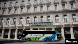 Un ómnibus propiedad de Gaviota, empresa administrada por las fuerzas armadas en Cuba, parqueado enfrente del Gran Hotel Manzana, también de Gaviota. 