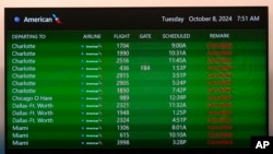 Una pizarra de mensajes en el Aeropuerto Internacional de Tampa muestra que todos los vuelos de American Airlines que salían el martes 8 de octubre de 2024 fueron cancelados en Tampa, Florida. (Foto AP/Chris O'Meara)