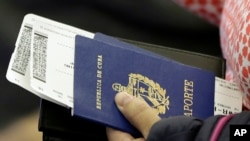 FOTO ARCHIVO. Una viajera sostiene pasaportes cubanos. Hasta el mes de julio, unos 106.757 cubanos se habían beneficiado del programa de Parole Humanitario.