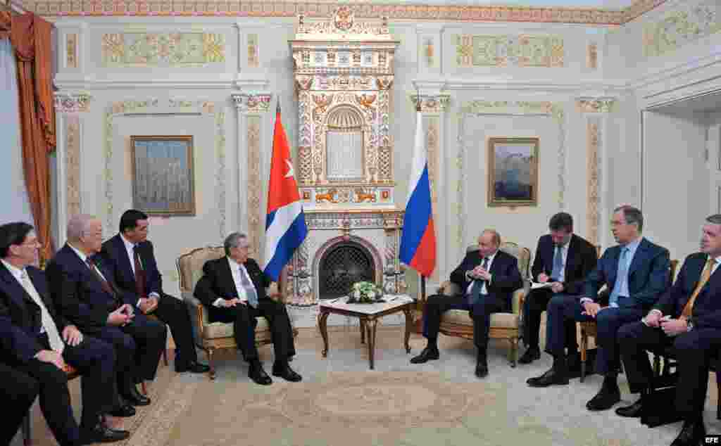 El gobernante ruso Vladimir Putin con su hom&oacute;logo cubano Ra&uacute;l Castro, en Mosc&uacute;, Rusia, el mi&eacute;rcoles 11 de julio de 2012, en una reuni&oacute;n para impulsar la cooperaci&oacute;n entre ambos pa&iacute;ses.