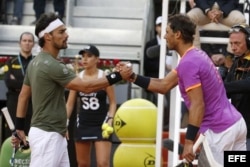 Fabio Fognini (i) y Rafael Nadal (d), al finalizar el partido de la segunda ronda del torneo Mutua Madrid Open.