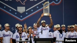 Aroldis Chapman (45), lanzador de relevo de los Rangers de Texas, levanta el trofeo de la Serie Mundial en Globe Life Field. Jerome Miron-USA TODAY Deportes