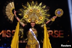 Miss Cuba Marianela Ancheta vestida de Oshún en una de las competencias preliminares de Miss Universo 2024.