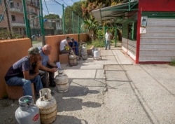 La escasez de combustibles también se ha reflejado en el abastecimiento de gas para cocinas. En la foto, residentes de La Habana esperan para rellenar bombonas.