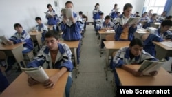 Estudiantes uigures estudian en una escuela de Hotan, en Xinjiang.