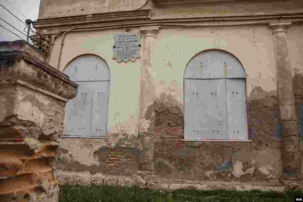 La traja de recordación al General Gómez vista desde la calle. 