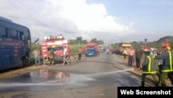 Rescatistas y bomberos en el lugar del accidente.