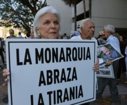 Silvia Iriondo sostiene uno de los carteles en la protesta por la visita de los Reyes de España a Cuba (Foto: Roberto Koltún).