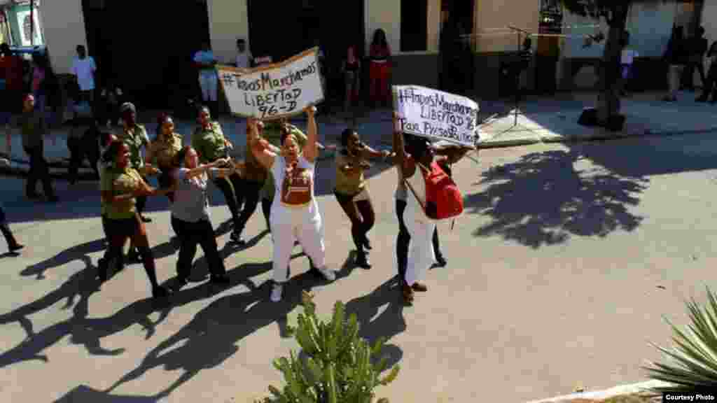 Parte de la secuencia del arresto a las Damas de Blanco en el 96 domingo consecutivo de represión. CORTESIA: Ángel Moya.