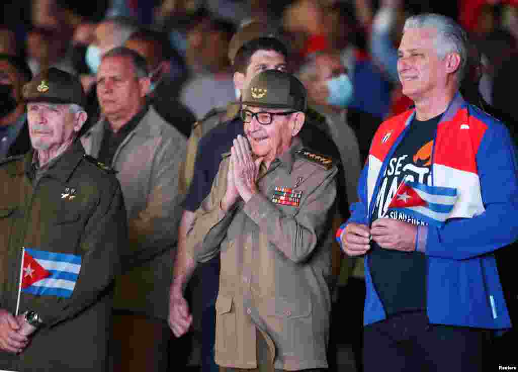 Raúl Modesto Castro Ruz, centro, a sus 92 años y retirado oficialmente, sigue siendo el referente del poder en la isla, como general de ejército.