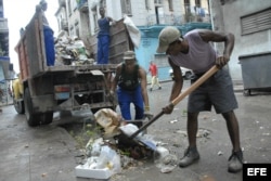 La labor de los buzos se ve facilitada por las acumulaciones de basura.