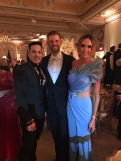 El diseñador cubano posa junto a Erick y Lara Trump, quien luche uno de sus modelos