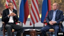 Fotografía fechada el 17 de junio de 2013 que muestra al presidente de Estados Unidos, Barack Obama (i), durante un encuentro bilateral mantenido con su homólogo ruso, Vladímir Putin (d), en la reunión del G8 celebrada en Lough Erne, en Irlanda del Norte 