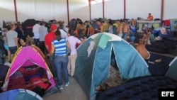 Un grupo de cubanos en un albergue en la zona fronteriza de Panamá y Costa Rica. EFE