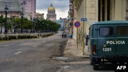 Un vehículo policial es visto en la calle El Paseo del Prado de La Habana, el 15 de noviembre de 2021.