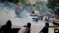 Manifestantes se enfrentan con la policía durante las protestas contra los resultados oficiales de las elecciones, que declararon presidente Nicolás Maduro. (Foto AP/Matias Delacroix, Archivo)