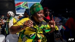 Una mujer sudafricana en el estadio Miki Yili, antes de las celebraciones por el 25 aniversario del Día de la Libertad, en Makhanda, provincia de Eastern Cape, el 27 de abril de 2019. El Día de la Libertad conmemora las primeras elecciones democráticas po