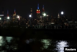 El icónico edificio Empire State de New York se iluminó el lunes en la noche con los colores de la bandera de EEUU.