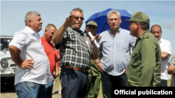 Miguel Díaz-Canel Bermúdez, Gustavo Rodríguez Rollero (2 de izq. a der., ministro de la Agricultura, y el delegado de la Agricultura en Villa Clara, Héctor Torna Martínez, en Santa Clara. Foto: Ramón Barreras Valdés/ Vanguardia