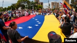 Venezuelanos protestan contra el resultado oficial de las elecciones que dan como ganador a Nicolás Maduro, en Maracaibo, Venezuela. (Reuters/Isaac Urrutia)