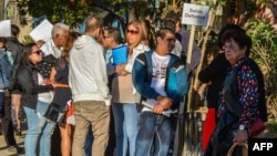 Foto Archivo. Un grupo de cubanos espera ser atendido por autoridades consulares de EEUU en La Habana. 