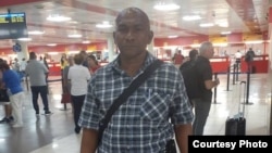 En 2019, el abogado independiente Julio Ferrer fue informado en el Aeropuerto de La Habana que estaba regulado /Tomado de Twitter @cuestamorua