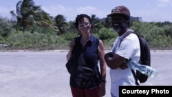 Coco Fusco con el artista del performance y activista cubano Amaury Pacheco, del grupo Omni-Zona Franca, en Alamar, La Habana.