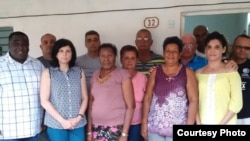 La encargada de Negocios de EEUU en Cuba, Mara Tekach (segunda de izq. a der.), junto a varios opositores en Colón, Matanzas. A la izq., el sindicalista Iván Hernández Carrillo. (Foto tomada del Twitter de la Embajada de EEUU en Cuba)