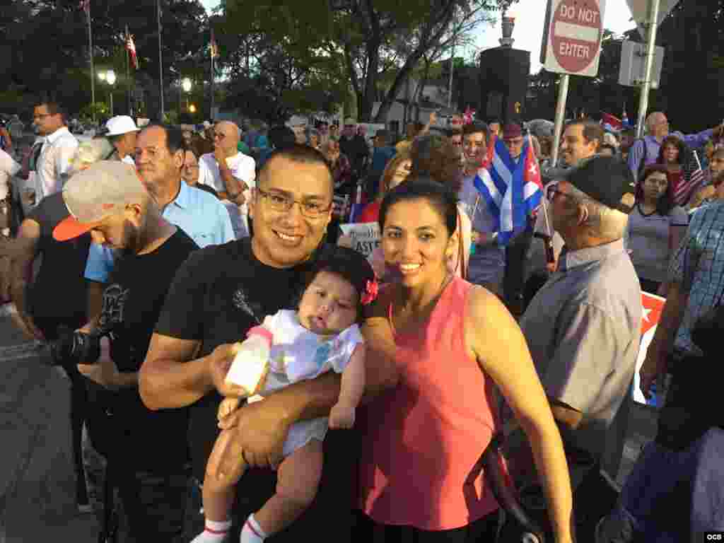 Cubanos desbordan la Calle 8 de la Pequeña Habana, en Miami, en una concentración por la libertad de Cuba.