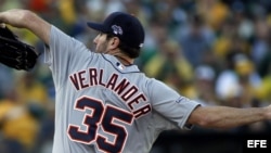 El abridor de Tigres Justin Verlander lanza una bola ante Atléticos en el quinto partido de la División Americana en el O.co Coliseum de Oakland, California (EE.UU.).