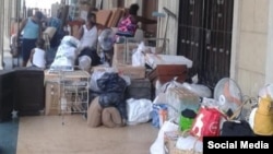 Familias acampando en el portald e un edificio en La Habana Vieja por miedo a derrumbe. (Foto: Facebook Hamaya Cuesta)