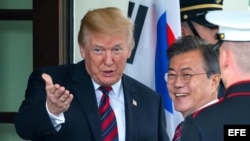 Los presidentes Donald Trump y Moon Jae-in, de Corea del Sur, saludan en reunión en La Casa Blanca.