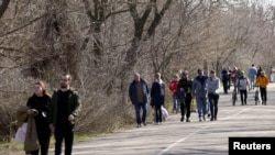 Residentes de Odesa el 26 de marzo de 2022, mientras la ciudad ucraniana incrementa sus defensas ante la posibilidad de una ofensiva rusa. (Reuters/Igor Tkachenko).