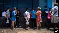 Una cola para comprar alimentos frente a un mercado de La Habana. (AP/Ramón Espinosa)