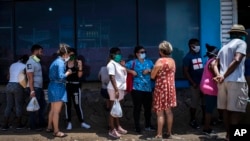 Una cola para comprar alimentos frente a un mercado de La Habana. (AP/Ramón Espinosa)