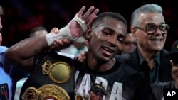 Erislandy Lara, con el cinturón de campeón mundial de peso mediano de la Asociación Mundial de Boxeo, celebra su victoria frente a Danny García este sábado en Las Vegas. (AP/John Locher).