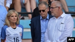 En la foto, Becali (der.) junto al ex encargado de negocios de EEUU en Cuba, Jeffrey DeLaurentis, y Jill Biden, esposa del expresidente de EEUU Joe Biden.