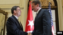 Jeff Flake (der.) visitó La Habana en 2015 como parte de una delegacion de senadores estadounidenses. En la foto, con el canciller cubano Bruno Rodríguez. (Archivo)