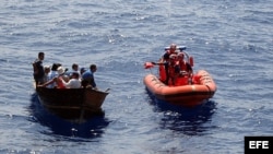 Fotografía que muestra el momento en que varios balseros cubanos son interceptados por los guardias estadounidenses a unas 82 millas al suroeste de Cayo. Foto de archivo.