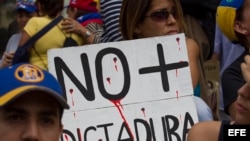 Un grupo de personas participa en una manifestación contra el Gobierno nacional, en Caracas. (Archivo)