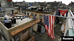 Banderas de Cuba y EEUU cuelgan en un balcón de La Habana.