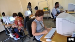 Fotografía de archivo. Varias personas consultan "internet" en una "sala de navegación", perteneciente a la empresa estatal Correos de Cuba, en La Habana.