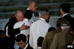 El rey emérito Juan Carlos de España (i) asiste al funeral del ex gobernante cubano Fidel Castro, en la Plaza de la Revolución de La Habana